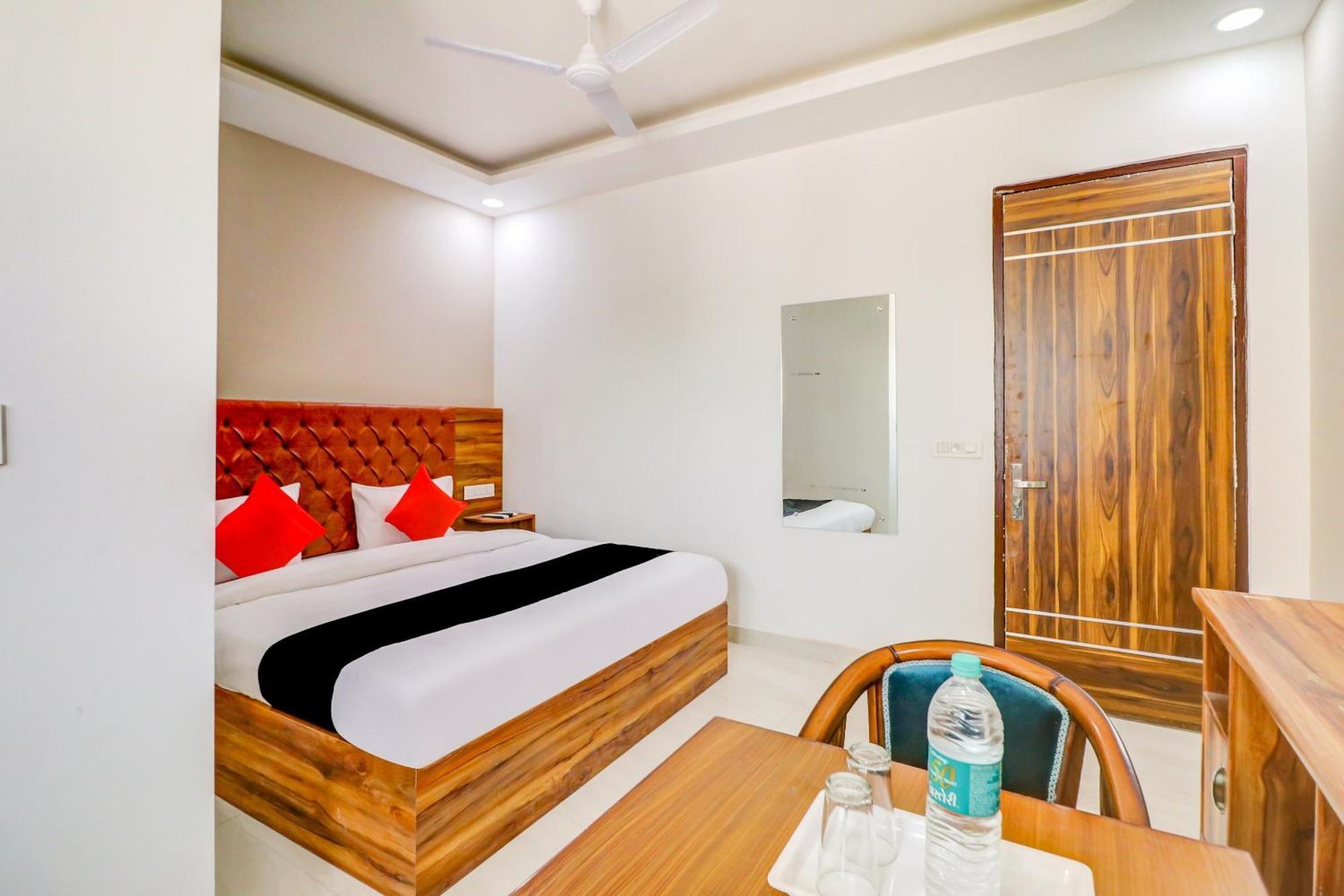 Oyo Flagship 80318 Hotel Sai Plaza Near Indira Gandhi International Airport New Delhi Ngoại thất bức ảnh